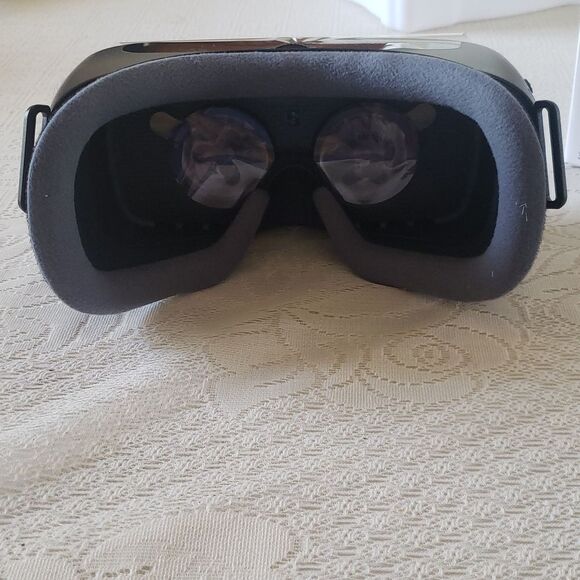 New in Box Samsung Gear VR Powered by Oculus Virtual Reality Headset SM-R323 - Picture 6 of 8